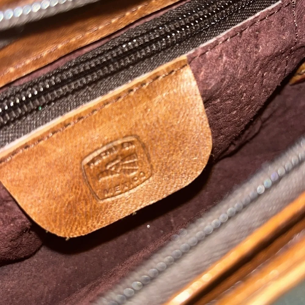 VEUC LEATHER SHOULDER BAG SM. TO MED. MADE IN MEXICO AS FEATURED ON THE FRONT. - Picture 11 of 12